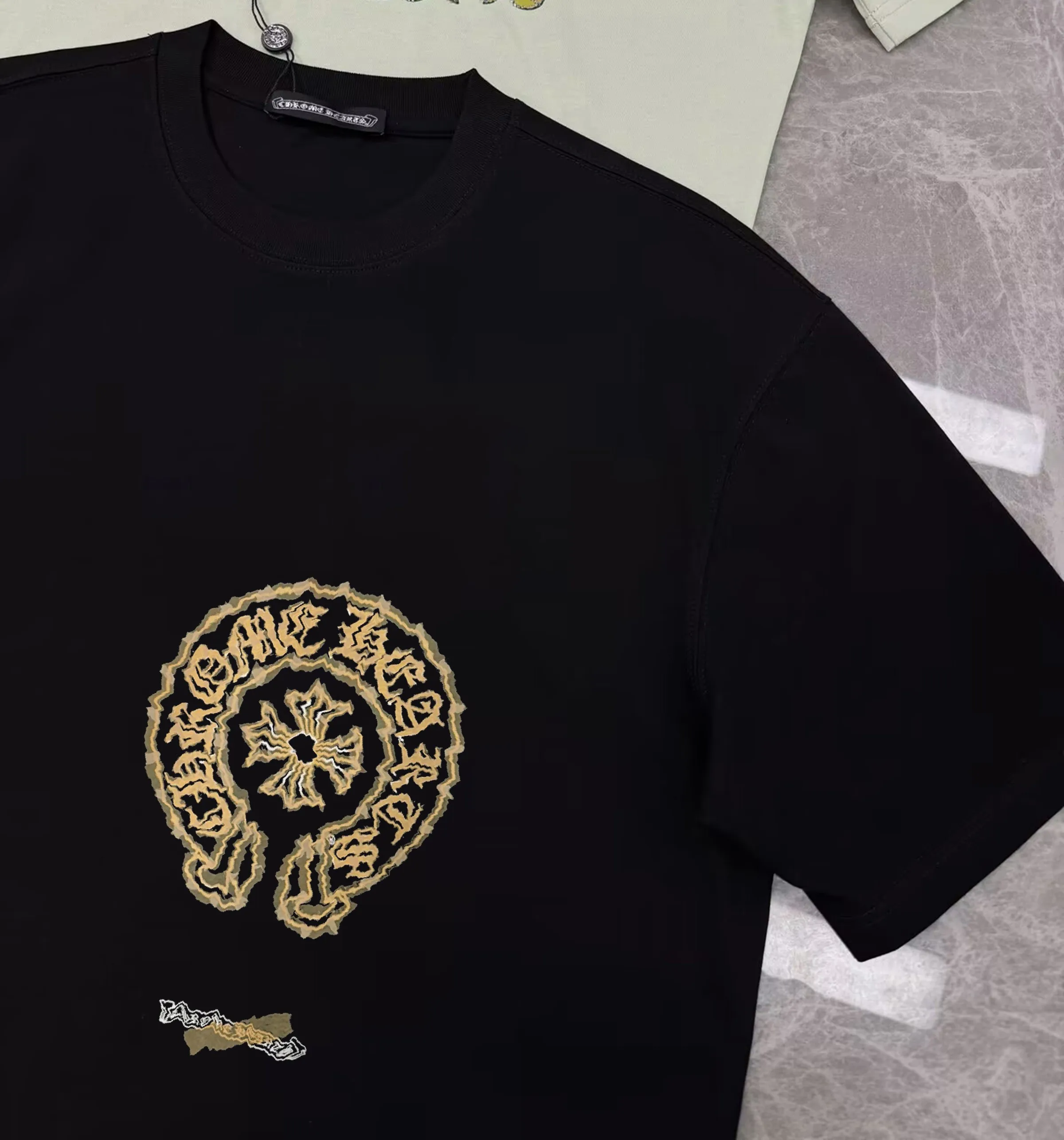 🅿️190 Croix Heart 🔥Pang Ge’s Gospel, the maximum xxl can wear 210 pounds 🐮Higher version 🆕 Top round neck casual short sleeves 👍Advanced customization and versatile style. Anyone can easily control it. The fabric is fully customized. The latest logo design of the luxury classic brand on the chest is very classy. 👍A must buy for those who know the goods! The tailoring is slim-fitting, very refined, shows off aura, and highlights the sophistication of business men. This is unique, it fits just right, and the upper body effect is great! Size: s-xxl